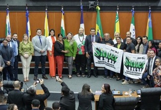 Profissionais da Educação estadual com deputados no plenário da ALE-RR (Foto: Eduardo Andrade/SupCom ALE-RR)