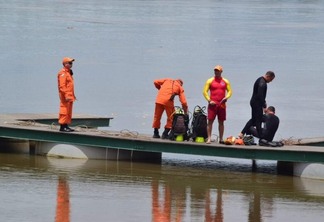 Equipes dos Bombeiros tentam o resgate na manhã desta sexta-feira (19_ - Foto: Nilzete Franco/FolhaBV