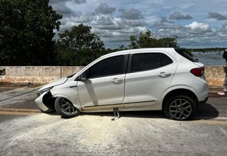 Veículo Fiat Argo branco ficou danificado após batida em carro (Foto: PRF)