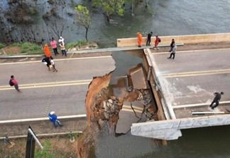 Foto aérea da ponte cuja cabeceira cedeu após as fortes chuvas (Foto: DNIT)