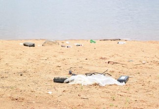 Reportagem da Folha flagrou lixo na Praia do Rio Branco - Foto: Nilzete Franco/Folha BV
