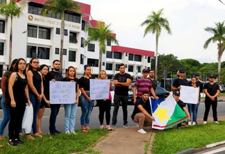 Manifestantes já havia se reunido ontem, após a divulgação da ACP, e novamente cobram o seguimento do edital. (Foto: Wenderson Cabral/FolhaBV)