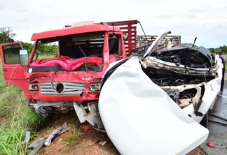 Danos provocados pelo acidente na rodovia federal em Roraima (Foto: Nilzete Franco/FolhaBV)