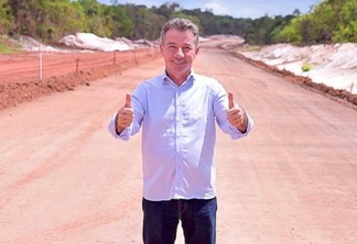 O governador Antonio Denarium durante visita às obras da estrada Linden-Lethem (Foto: Fernando Oliveira/Secom-RR)