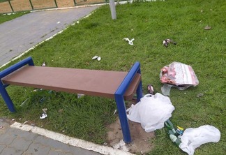 Lixo deixado na Praça do Chefão por pessoas que fazem festas durante a madrugada, conforme moradora - Foto: Arquivo Pessoal