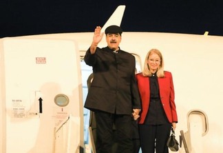 Nicolás Maduro na companhia da esposa Cilia Flores, em desembarque em Brasília (Foto: Twitter Nicolás Maduro)