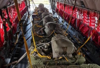 As cargas são preparadas na Base Aérea de Boa Vista, depois são colocados os equipamentos e os paraquedas. (Foto: reprodução/Exército Brasileiro)