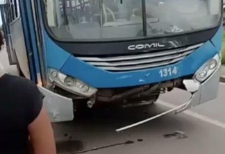 Ônibus teve a parte dianteira destruída - Foto: Reprodução/WhatsApp