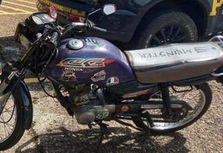 Motocicleta apreendida foi levada à delegacia - Foto: Divulgação/PRF