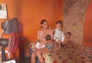 Carolina e os filhos Thiago, Camila e Paula na residência em que moram (Foto: Dina Vieira/ Folha BV)