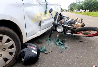 Motocicleta bateu na lateral do outro veículo- Foto: Wenderson Cabral/Folha BV