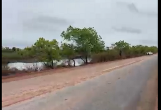 O trecho encoberto com água atingiu cerca de 5 km antes da ponte sentido Venezuela, segundo o superintendente do Departamento em Roraima, Igo Brasil. (Foto: reprodução/vídeo/DNIT)