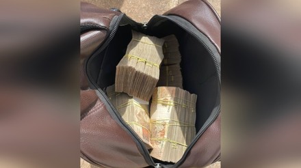 Dinheiro apreendido estava escondido em mochila (Foto: Divulgação/PF)