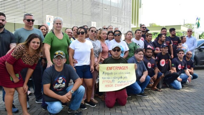 Na segunda-feira, dezenas de servidores da Saúde aguardavam fim de reunião em frente à sede da Prefeitura de Boa Vista (Foto: Nilzete Franco/FolhaBV)
