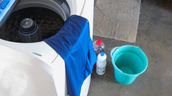 A máquina de lavar precisa de uma limpeza geral a cada seis meses para suas roupas nao ficarem sujas (Foto: Raisa Carvalho)