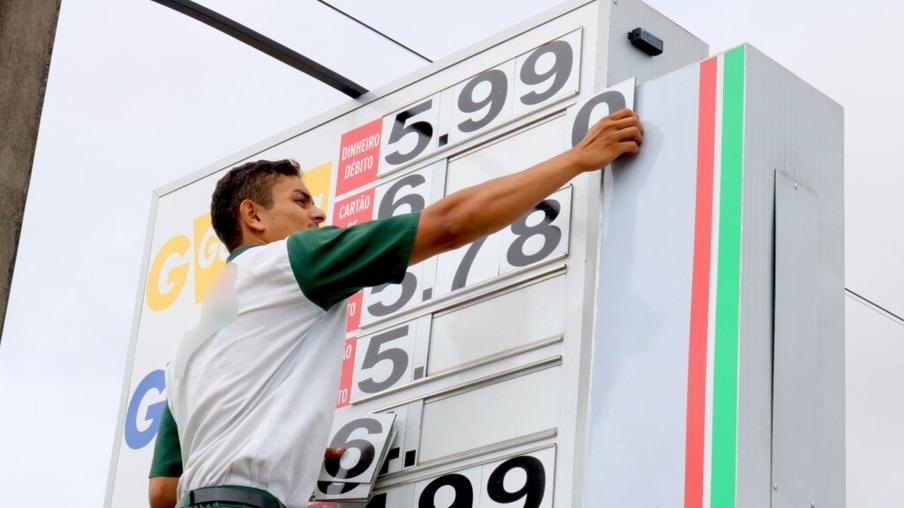 Postos de combustíveis começaram a trocar os preços nas placas (Foto: Wenderson Cabral/FolhaBV(