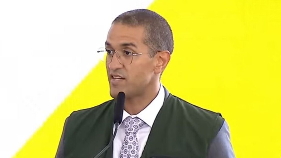 O prefeito Arthur Henrique durante discurso no Palácio do Planalto (Foto: Reprodução)