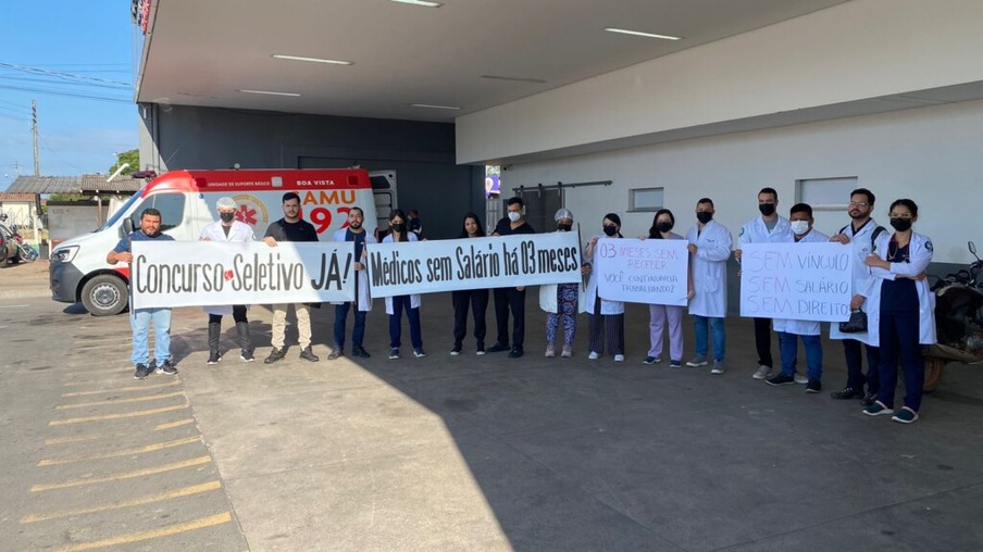 Médicos exibem cartazes para demonstrar insatisfação com atrasos salariais (Foto: Lucas Luckezie/FolhaBV)