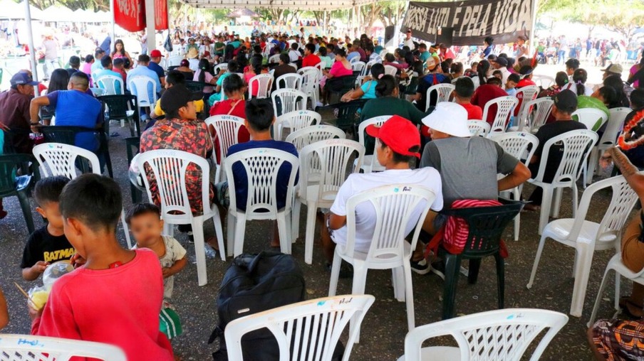 Segundo as lideranças, quase 4 mil acompanham a mobilização na praça central de Boa Vista. (Foto: Wenderson Cabral/FolhaBV)