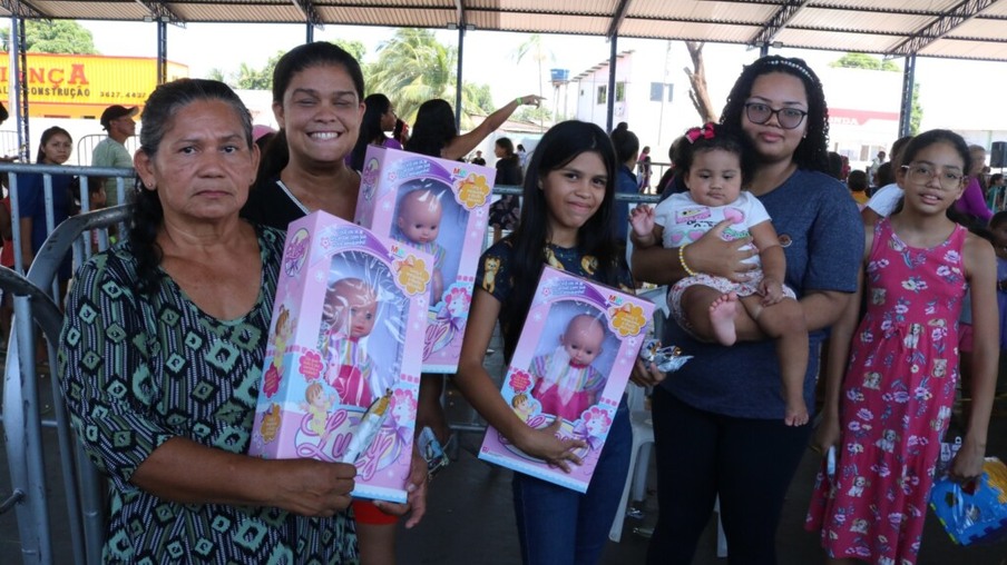 Família da dona Maria das Graças em entrega de brinquedos na escola estadual Voltaire Pinto (Foto: Nilzete Franco/FolhaBV)