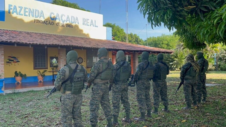 Policiais buscam senador Telmário Mota na fazenda do político (Foto: PCRR)