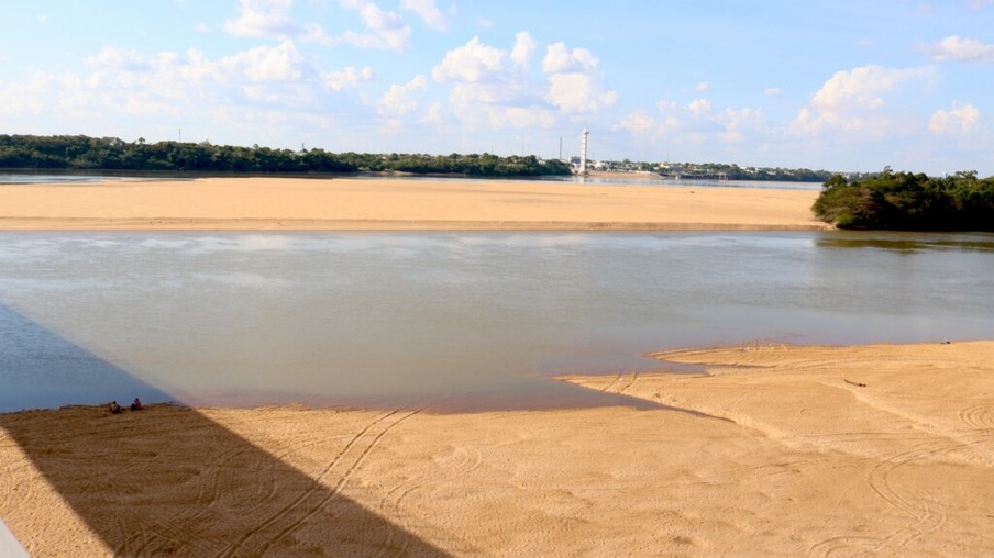 Nível do Rio Branco desce drasticamente desde outubro do ano passado. (Foto: Wenderson Cabral/FolhaBV)