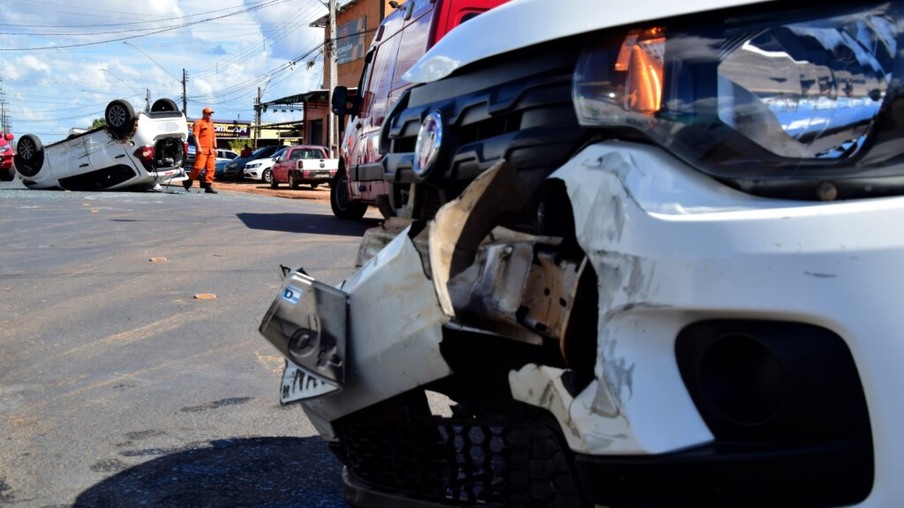 Acidente aconteceu entre dois carros de aplicativo (Foto: Nilzete Franco/FolhaBV)