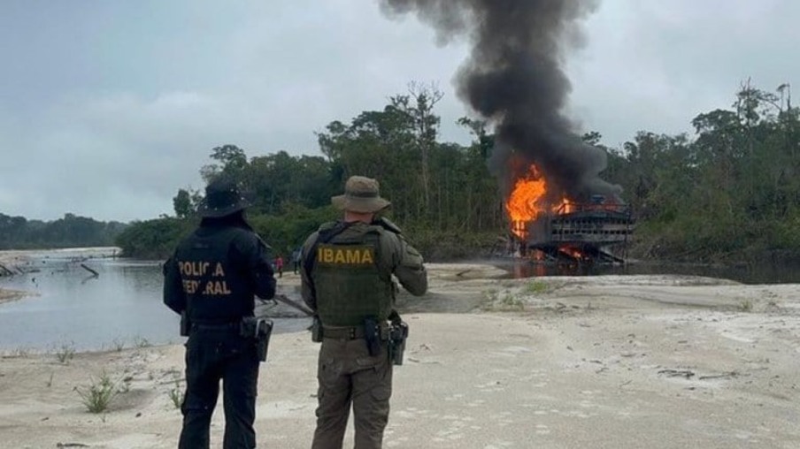 Operação conjunta da Polícia Federal e do Ibama de combate ao garimpo ilegal em terra indígena no Amazonas (Foto: Divulgação)