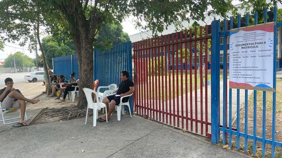 De acordo com os pais, eles estão na frente do portão desde a manhã de ontem, dia 06. (Foto: Adriele Lima/FolhaBV)