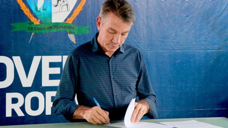 O governador Antonio Denarium assina decretos de incentivos fiscais durante evento de entrega de caminhões para a agricultura familiar (Foto: Wenderson Cabral/FolhaBV)
