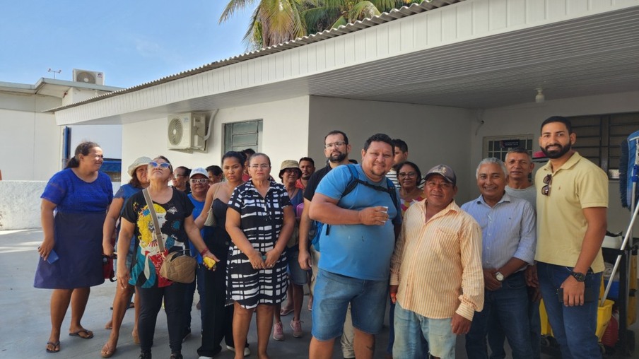 Moradores da Vila do Passarão e vilarejos próximos reunidos na Roraima Energia para reinvindicar solução de apagões (Foto: Fernanda Vasconcelos/FolhaBV)