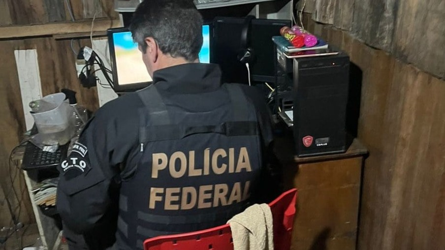 Momento em que a Polícia Federal procura conteúdos pornográficos na residência de um dos suspeitos (Foto: Ascom PF)