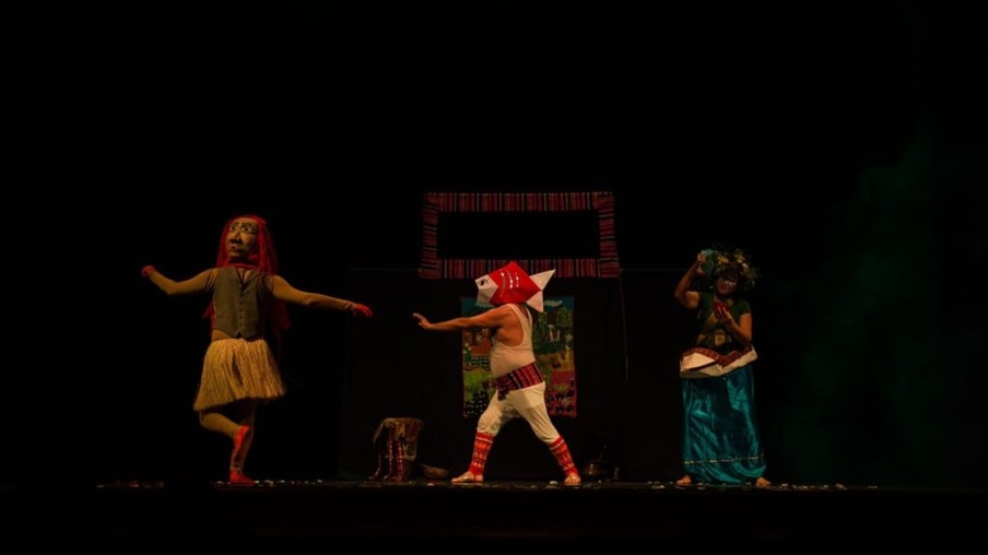O Grupo Locômbia Teatro de Andanças, que começou sua trajetória profissional em 1984 na Colômbia, é reconhecido por sua abordagem que incorpora técnicas de teatro, circo, mímica e música, utilizando uma linguagem gestual única (Foto: Divulgação)