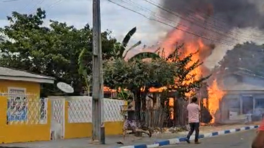 Incêndio atingiu casa ao lado do comitê de campanha do candidato a prefeito de Alto Alegre, Wagner Nunes (Foto: Reprodução)