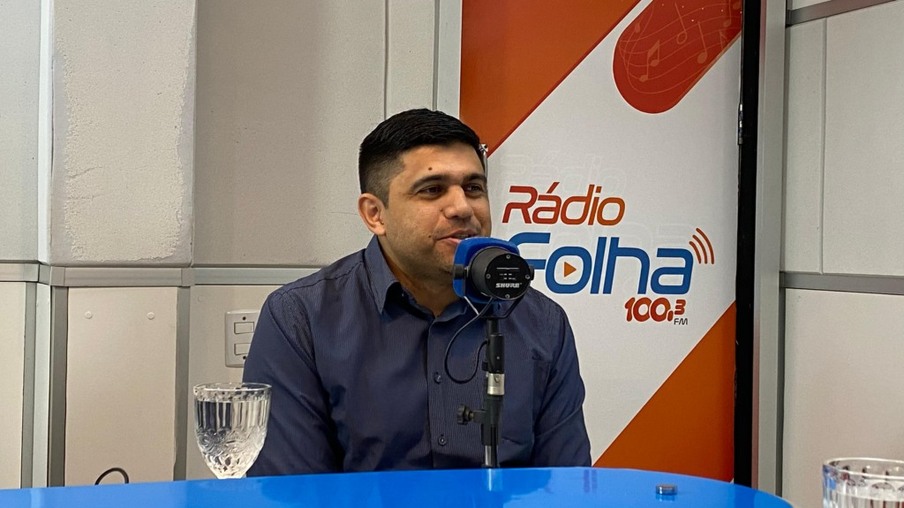 O presidente do CRM-RR, Domingos Sávio, durante o programa Agenda da Semana, da Folha FM (Foto: Lucas Luckezie/FolhaBV)