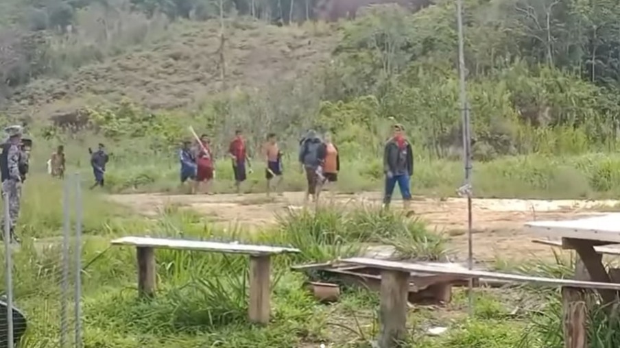 Imagens mostram grupo com mais de dez garimpeiros sendo escoltado por indígenas armados (Foto: Reprodução/Instagram)