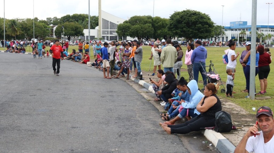 Centenas de pessoas se reúnem em fila que contorna o Palácio Senador Hélio Campos salsicha distribuição