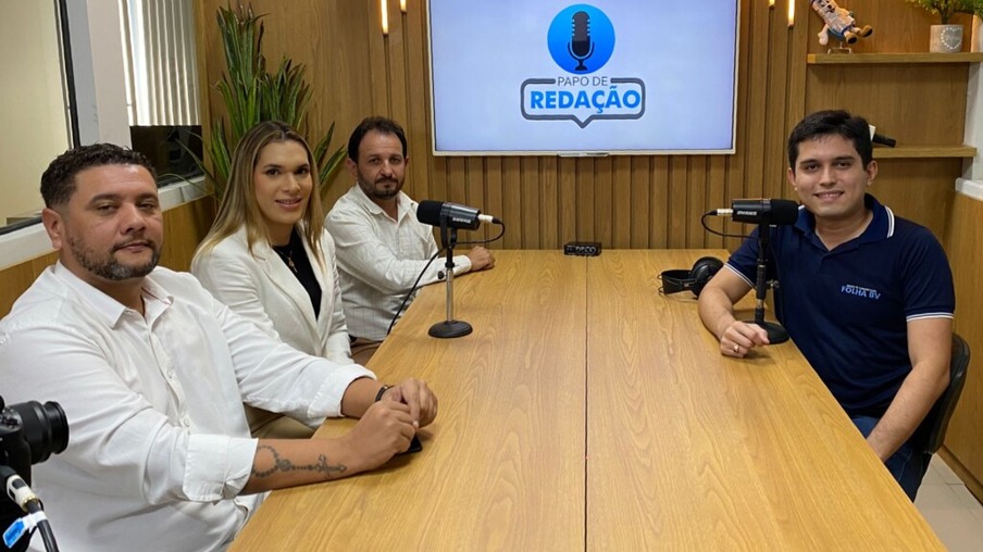 A atacante Vitória Almeida esteve acompanhada de parceiros locais na entrevista ao podcast Papo de Redação