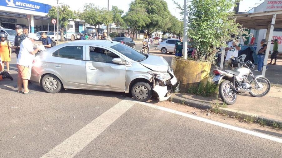 Parte frontal do carro ficou parcialmente destruída com o impacto do acidente (Foto: Divulgação/PMRR)