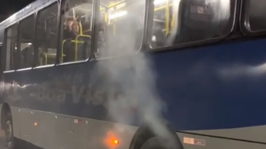 Fumaça assustou passageiros que estavam na linha 215 (Foto: Reprodção/WhatsApp)