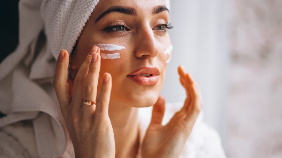 Confira 5 produtos que você não deve usar em sua rotina de skin care (Foto: Freepik)