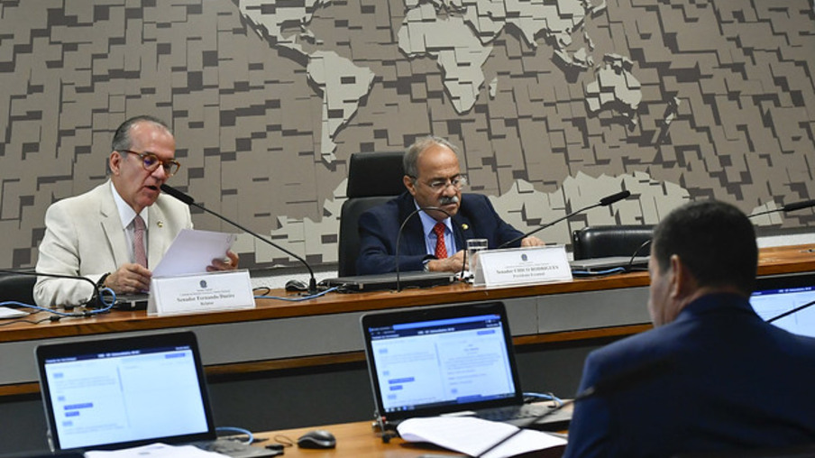 Mesa da Comissão de Relações Exteriores do Senado com o senador e relator Chico Rodrigues nesta quinta-feira (Foto: Geraldo Magela/Agência Senado)