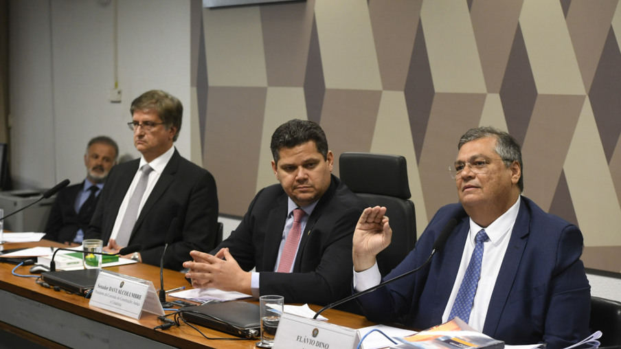 A mesa da CCJ, presidida pelo senador Davi Alcolumbre, durante sabatina a Flávio Dino e Paulo Gonet (Foto: Jefferson Rudy/Agência Senado)