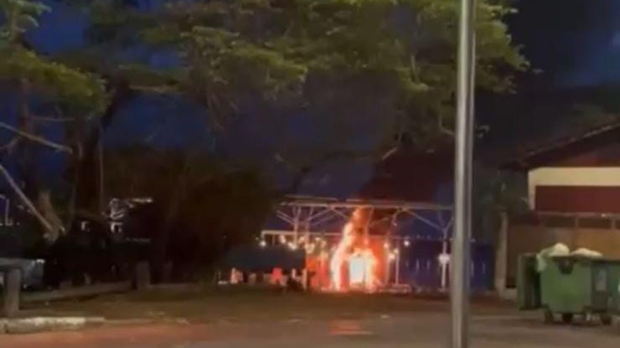 Incêndio atinge decoração de Natal na Orla Taumanan