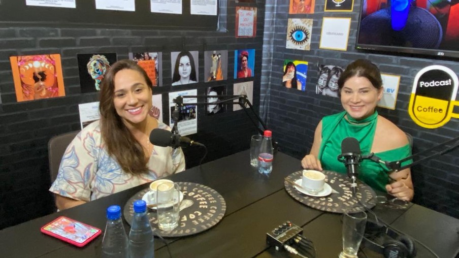 Ariane Feitoza, atriz e superintendente da FETC, e Marleide Cavalcante, jornalista e host do Podcast. (Foto: divulgação)