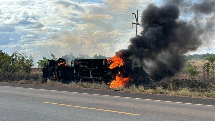 Caminhão do Exército Brasileiro pega fogo na fronteira com a Guiana após tombamento na rodovia BR-401 (Foto: Divulgação)