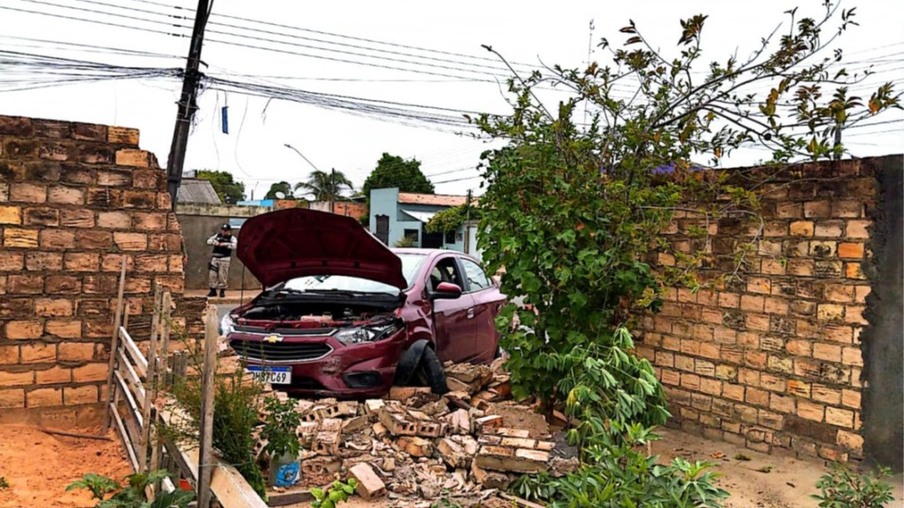 Muro de casa ficou destruído após o acidente (Foto: Divulgação/PMRR)