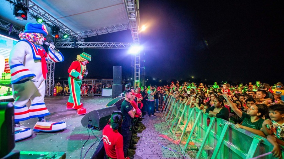 Na segunda noite de carnaval em Boa Vista, público cantou e dançou os grandes sucessos da música infantil interpretados pela dupla (Foto: Semuc/PMBV)