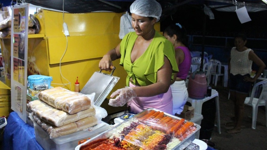 Ângela Oliveira vende comida no carnaval há 10 anos. (Foto: Wenderson Cabral/FolhaBV)