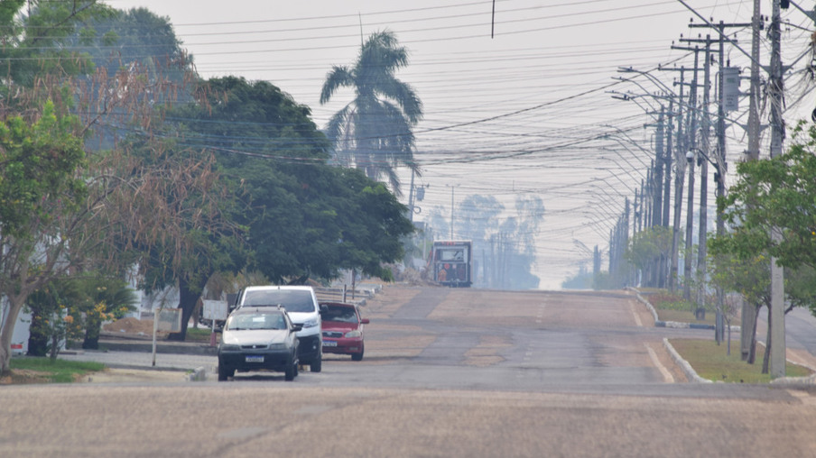 A fumaça prejudica a qualidade do ar e a visibilidade nas ruas da capital (Foto: Nilzete Franco/FolhaBV)